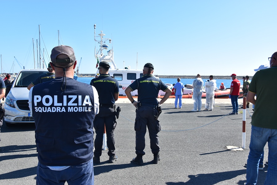 Migranti dalla Libia a Pozzallo: fermati due presunti scafisti egiziani