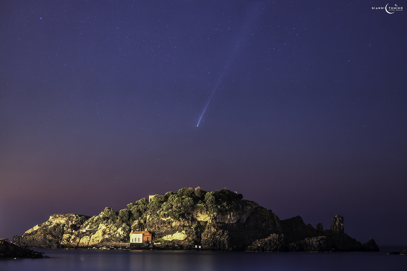 La cometa all’alba sui Faraglioni di Aci Trezza: lo spettacolare scatto dell’astrofotografo ragusano Giovanni Tumino
