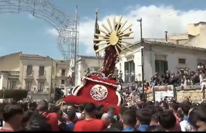 Scicli esplode di gioia: il Cristo Risorto inonda la città tra fede, corsa e applausi