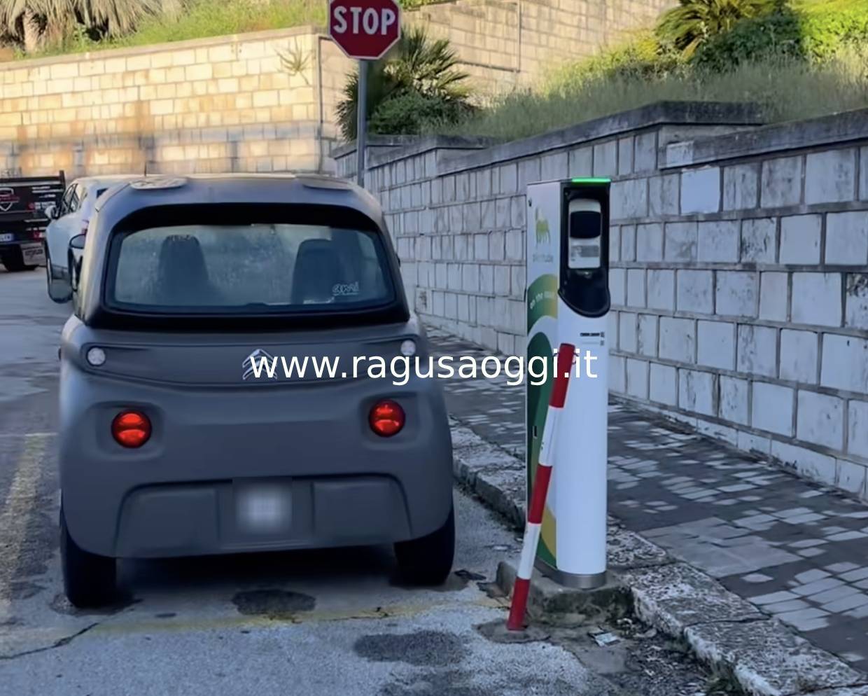 Staccano la ricarica alla colonnina elettrica per “divertimento”: automobilista vive incubo a Ragusa