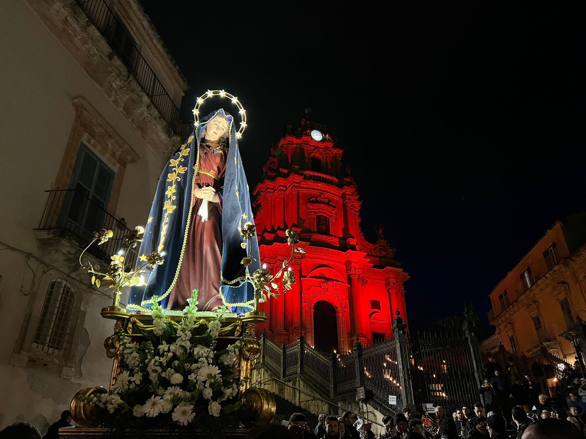A Ragusa Ibla il Venerdì Santo tra silenzio e fede: una processione che emoziona da oltre tre secoli