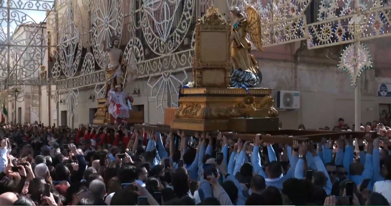 I fuoriprogramma della Pasqua a Comiso: un uomo ferito alla fronte, l’ambulanza senza freno che indietreggia e l’omaggio a Vicé Scamporrino