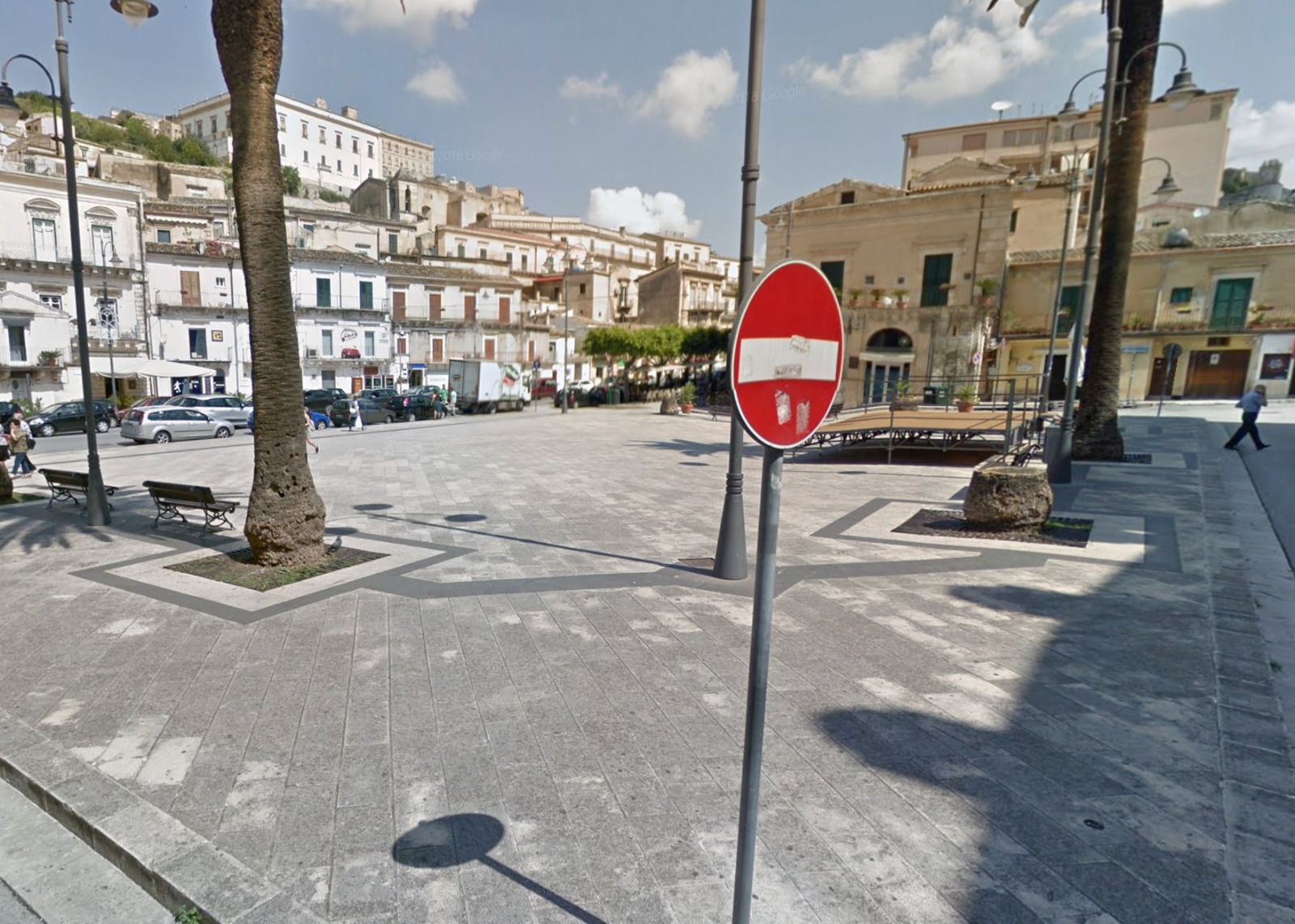 Malore improvviso in centro a Modica: paura in piazza, ma passanti e Carabinieri evitano il peggio