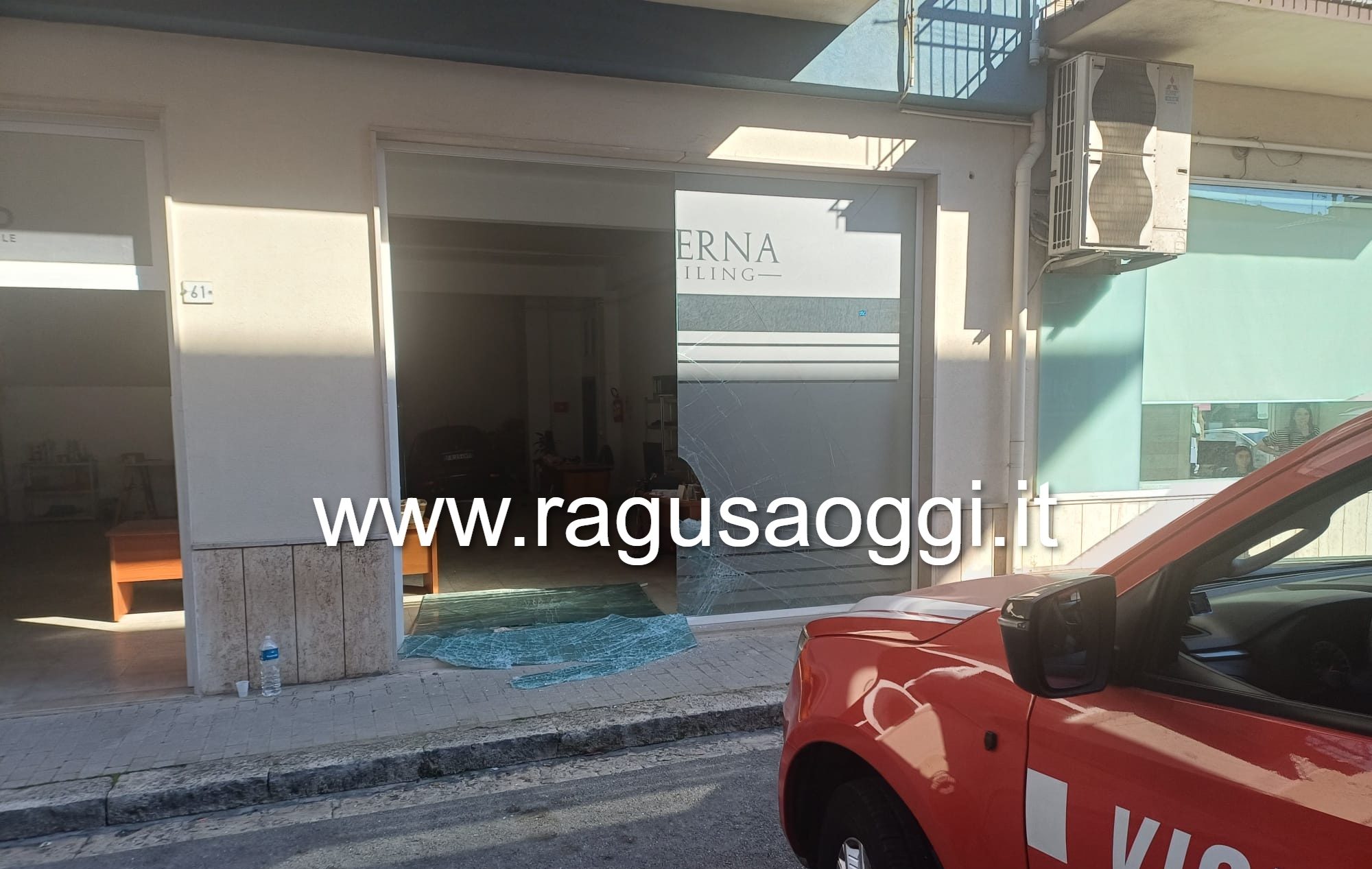 Auto perde il controllo e sfonda una vetrina: paura in via delle Madonie a Ragusa