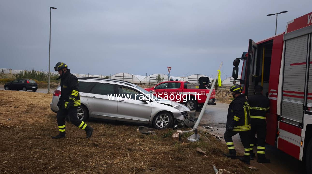 A Marina di Ragusa incidente autonomo in contrada Gaddimeli: auto contro un palo