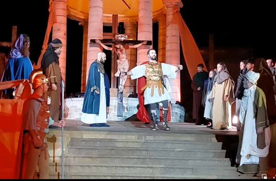 Il “Dramma Sacro” nonostante il maltempo: storia di una tradizione vittoriese. Le fake news sul divieto di riprese video