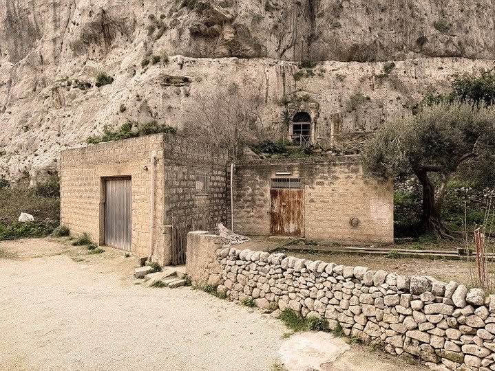 Demolizione nel quartiere San Bartolomeo a Scicli: via il degrado, spazio alla cultura