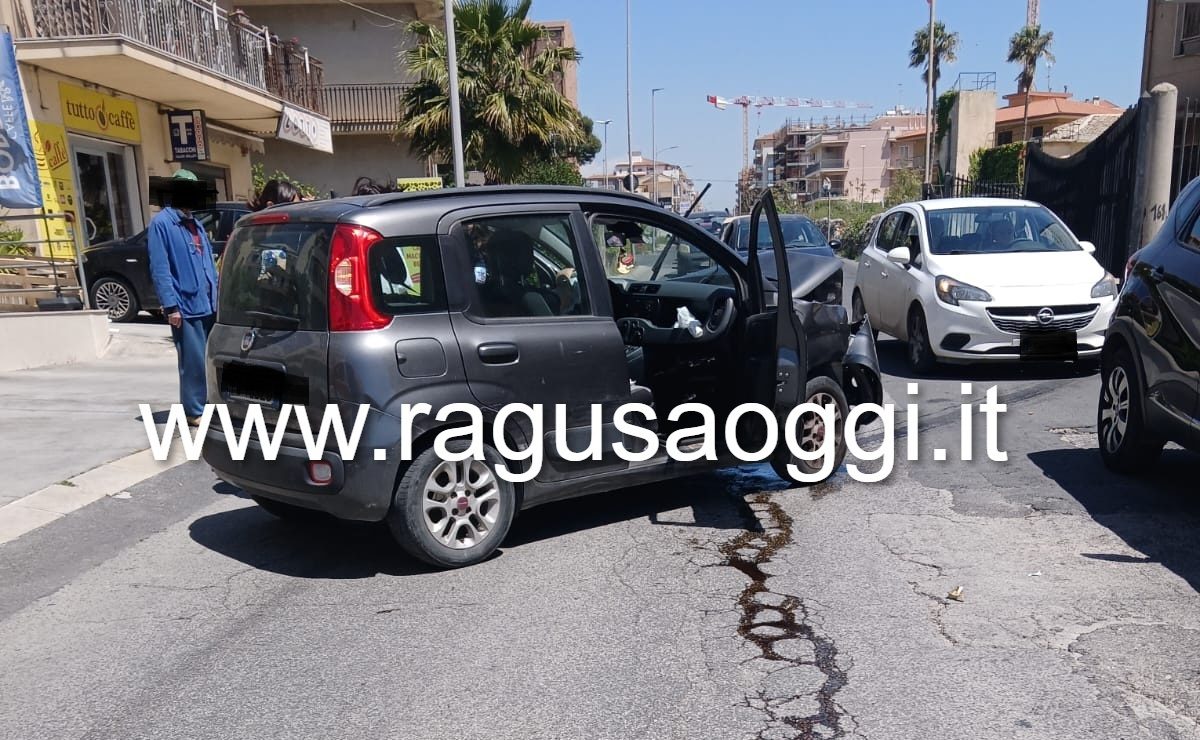 Incidente in via Sacro Cuore a Modica: auto fuori controllo, due feriti portati in ospedale