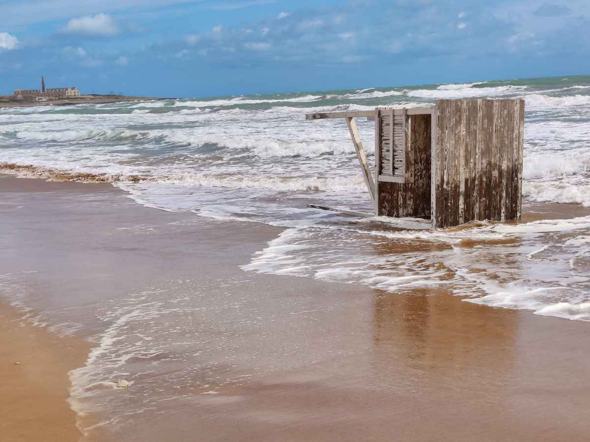 Mare in tempesta a Sampieri: onde distruggono una garitta sulla spiaggia