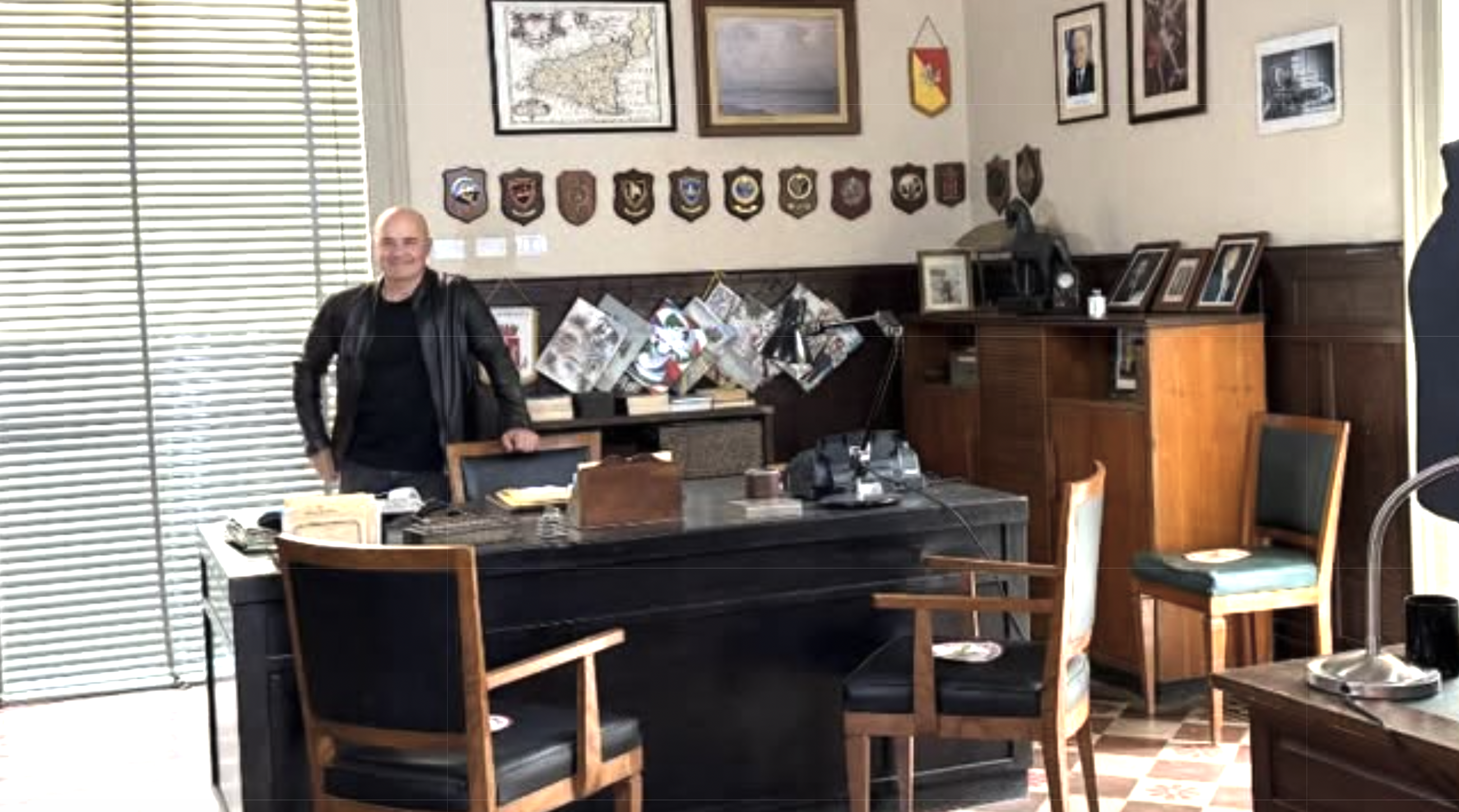 Luca Zingaretti torna a Scicli: emozione e nostalgia nei luoghi di Montalbano. Intanto ripartite le repliche in tv
