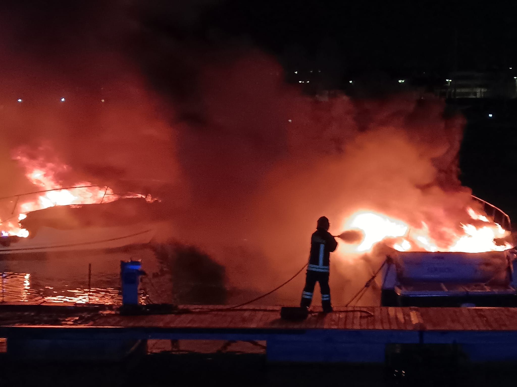 L’incendio al porto di Scoglitti sarebbe doloso: nel mirino un cabinato di un imprenditore vittoriese