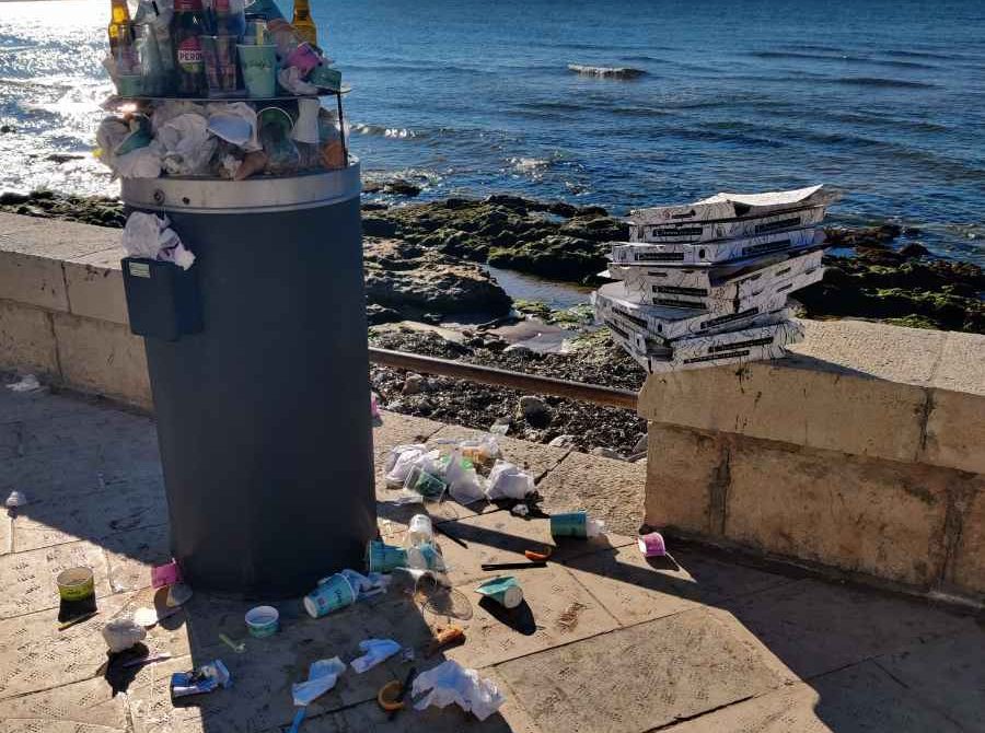 Tra mare e rifiuti: l’altra faccia della Pasquetta a Sampieri
