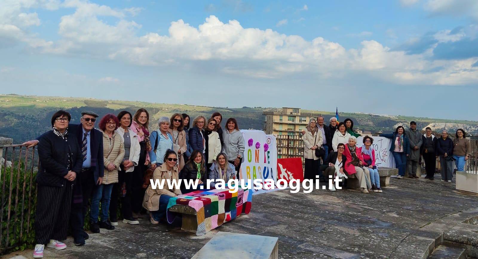 Ragusa in piazza per la pace: “10, 100, 1000 piazze Donne per la Pace” tra pioggia, reti sociali e simboli di cura