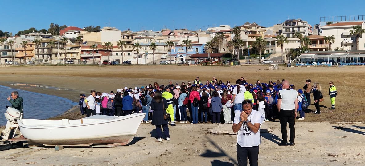 Le spiagge siciliane si preparano: tornano le caretta-caretta. A Pozzallo si insegna ai bambini come fare