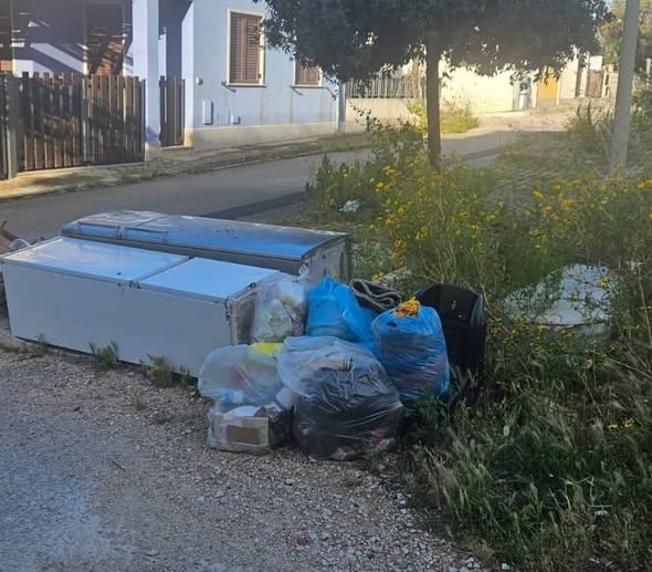 A Sampieri rifiuti ovunque e tensione: operatore ecologico aggredito in strada