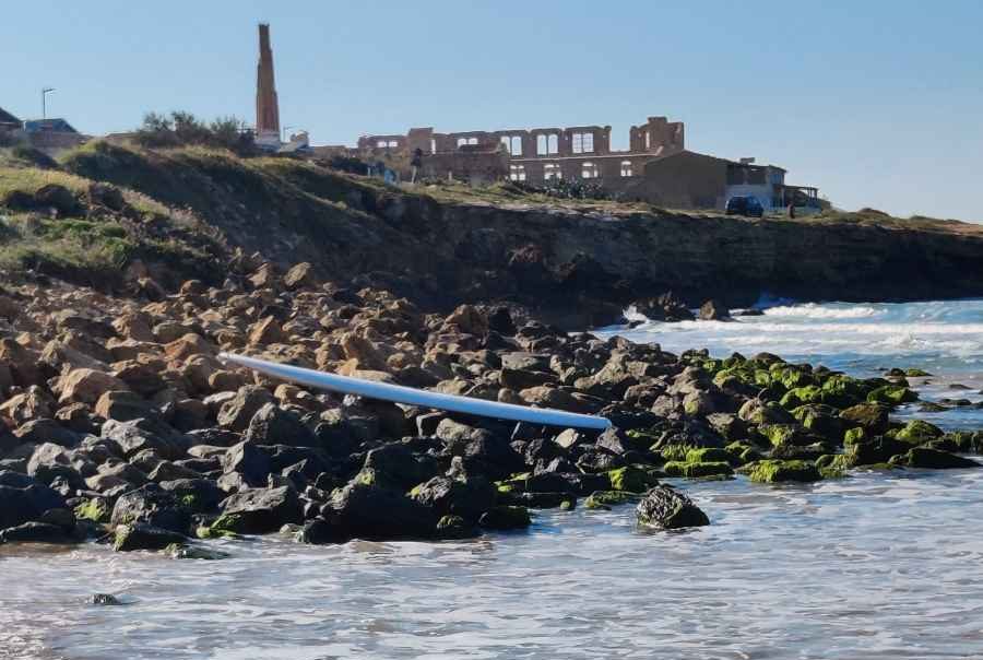 Tavola da surf “fantasma” tra gli scogli di Sampieri: scatta l’appello