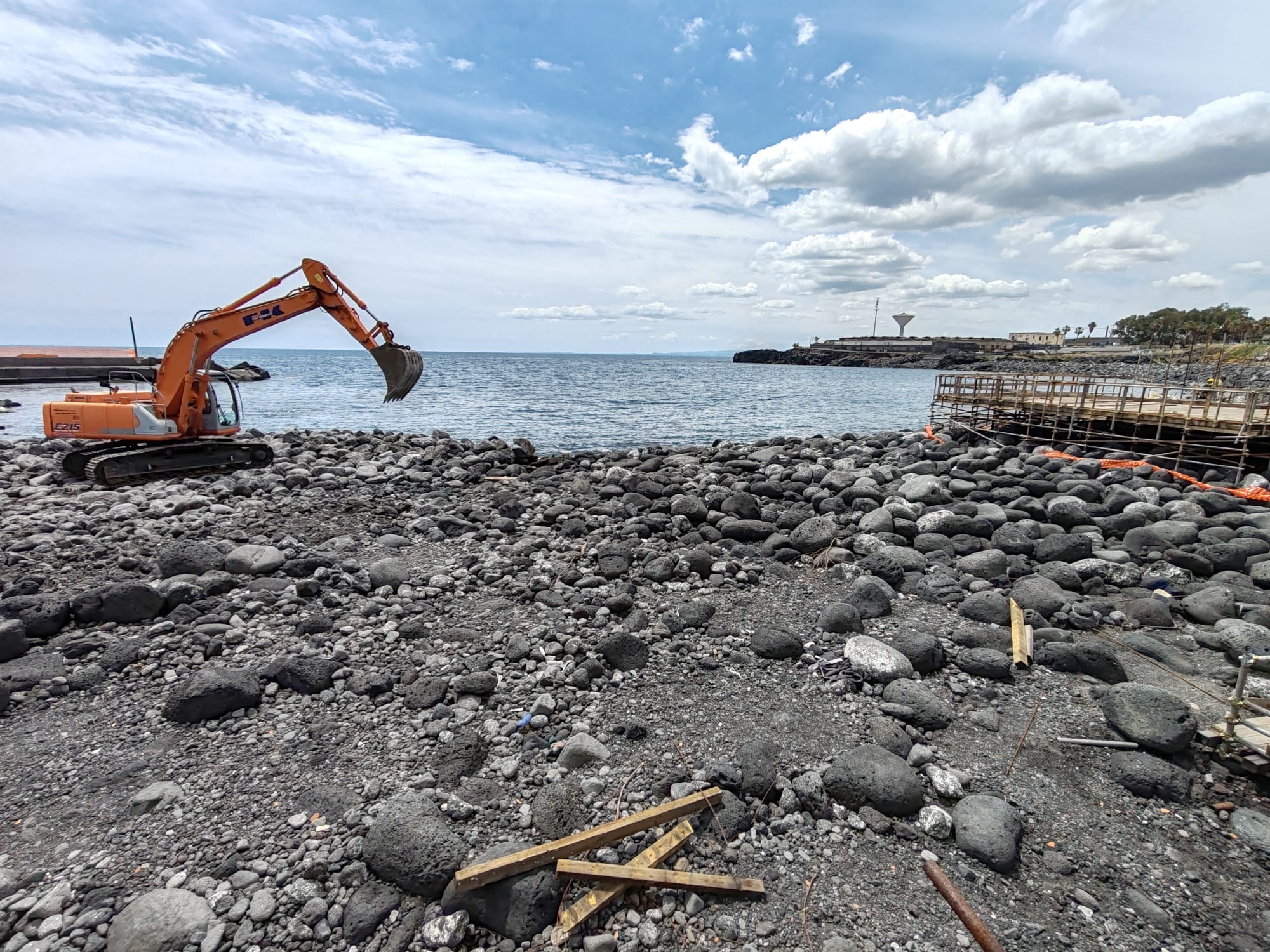 San Giovanni Li Cuti: tornano sabbia nera e spiaggia dopo il ciclone Harry.
