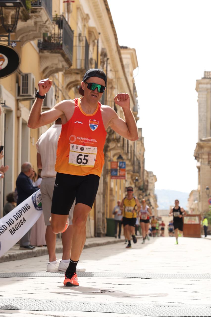 Privitera conquista la Liberty Run di Vittoria: oltre 200 podisti tra sport ed entusiasmo nel cuore della città