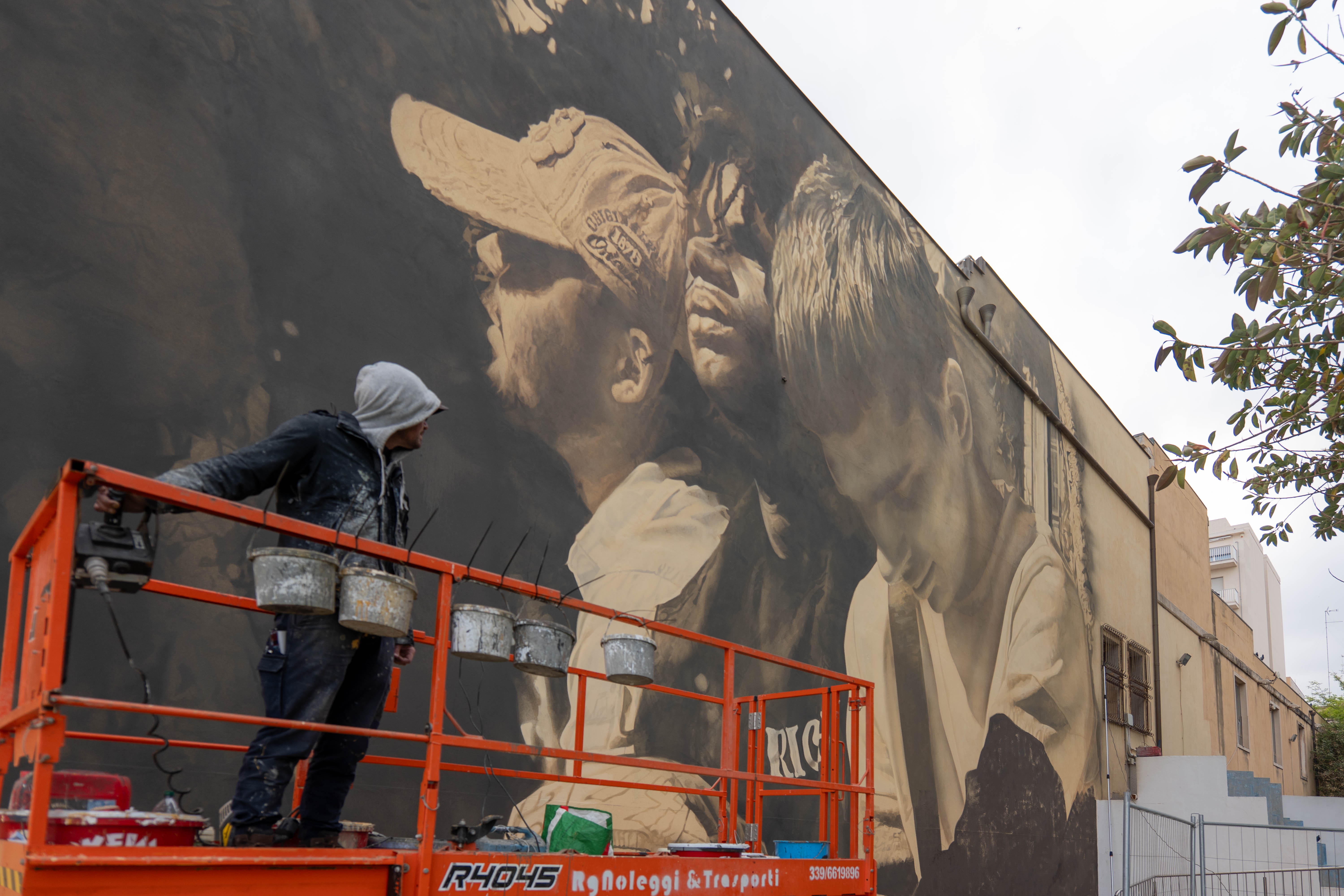A Pozzallo il mare diventa arte con il murale di Guido van Helten ispirato a Giorgio La Pira