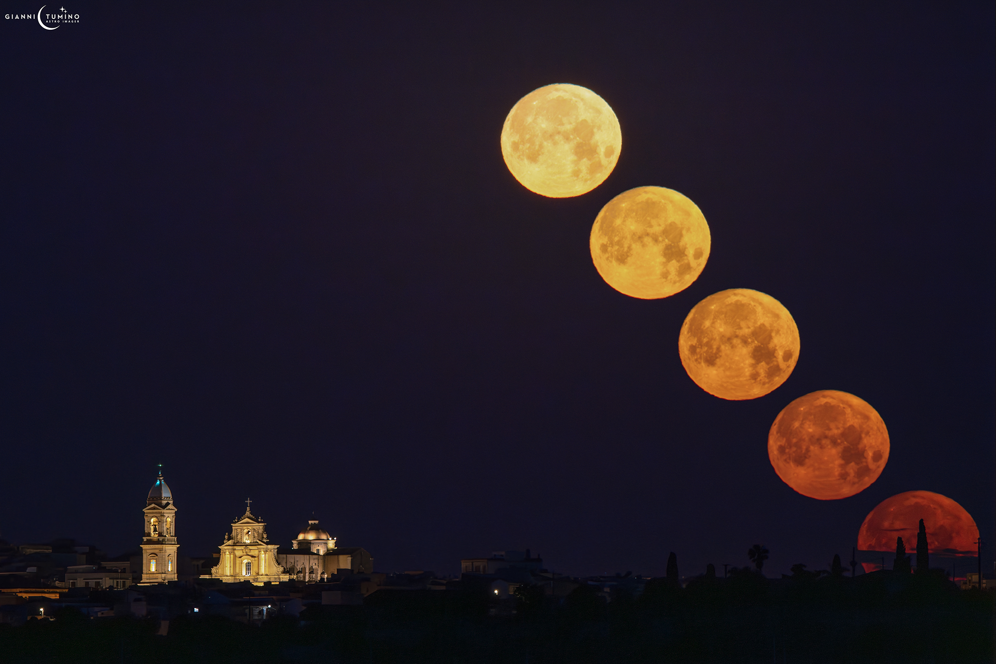 La luna si inchina all’alba su Ispica: lo straordinario scatto di Gianni Tumino tra cielo, luce e poesia