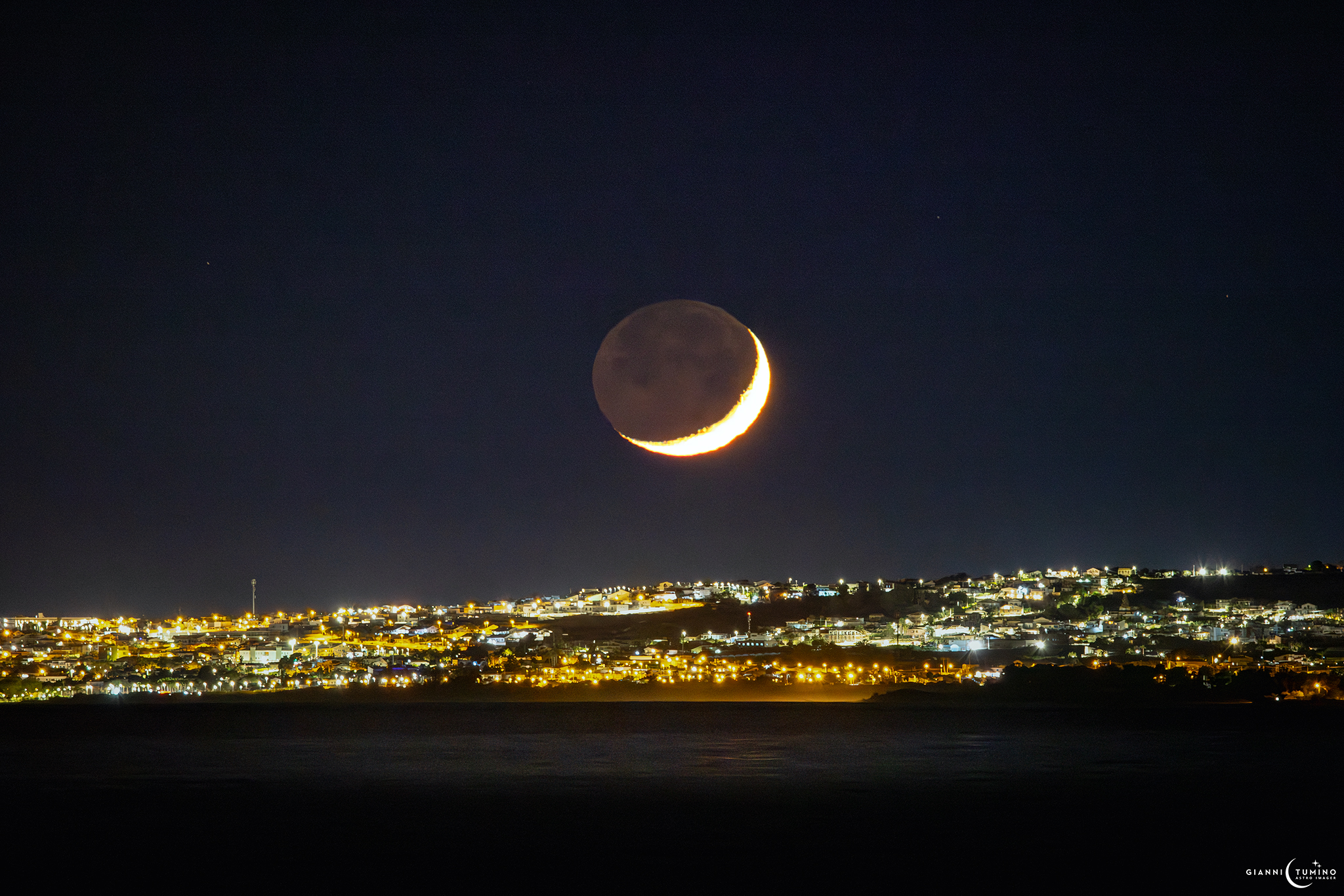La Foto. Spettacolo nel cielo: la sottile falce di Luna illumina la notte di Cava D’Aliga