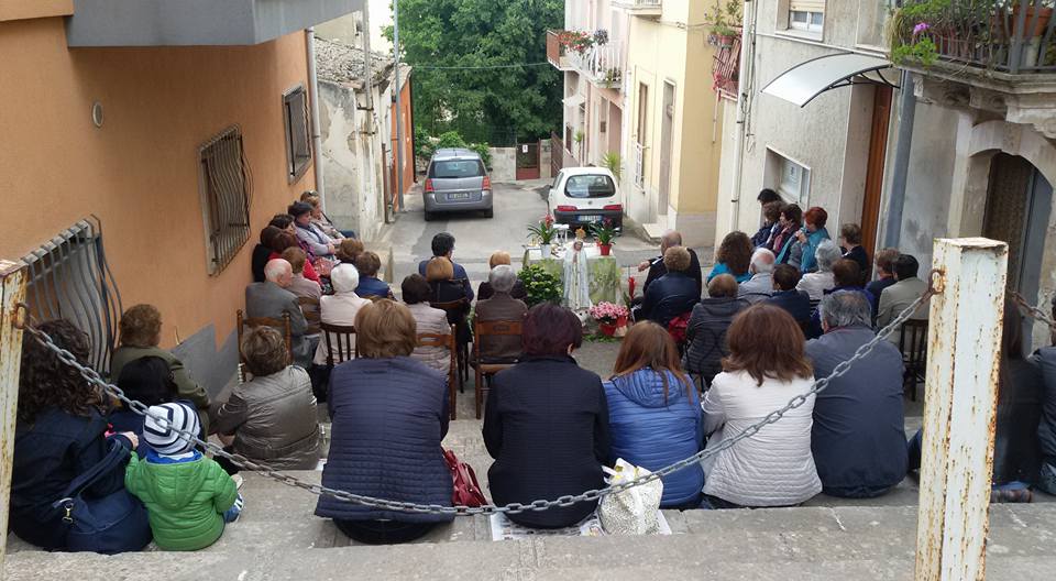 Storie di Sicilia: mese di Maggio. quando nelle case si faceva l’altarino alla Madonna