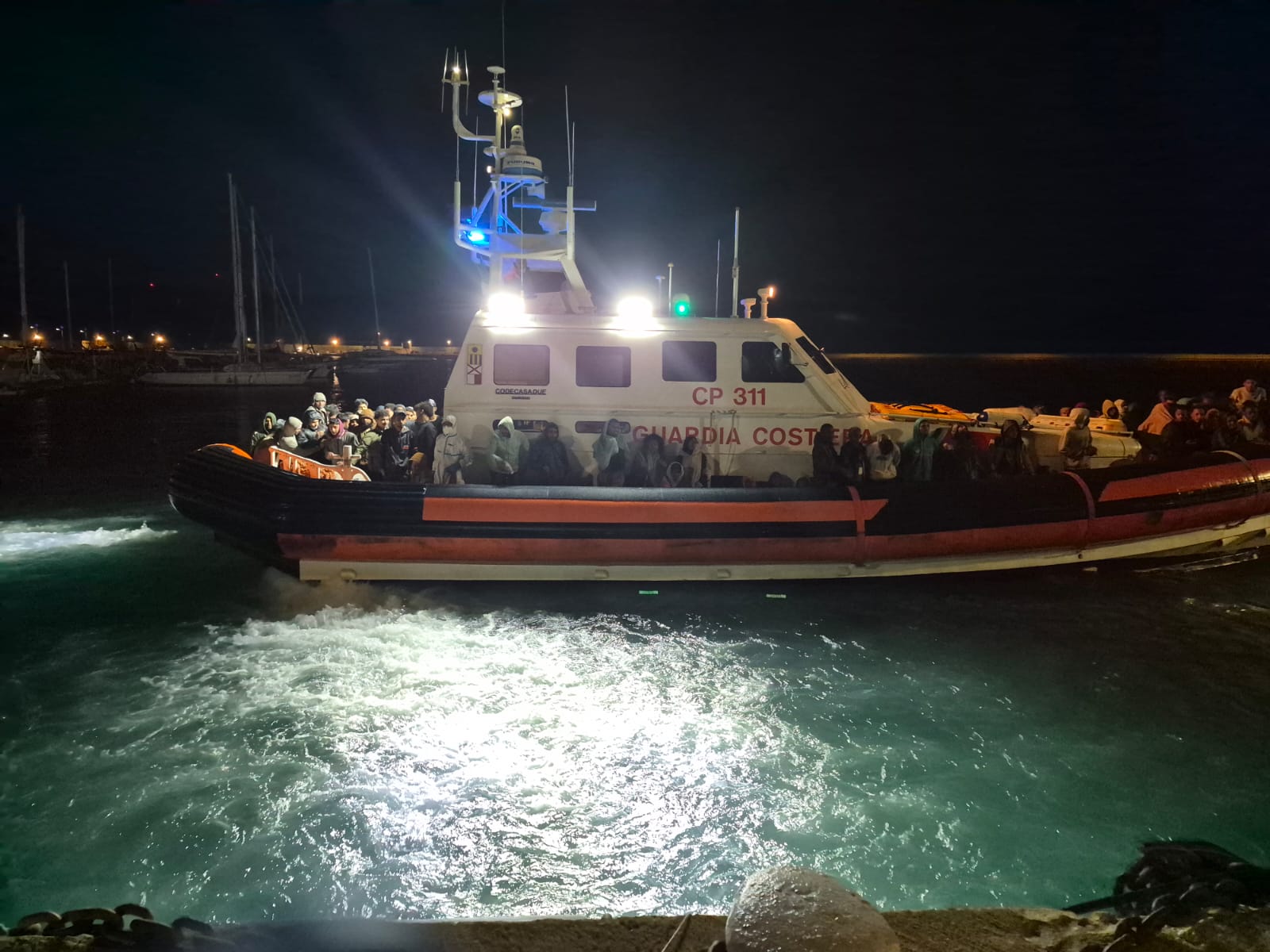 Oltre 50 giovanissimi nello sbarco notturno a Pozzallo: tra loro anche una piccola di 2 anni