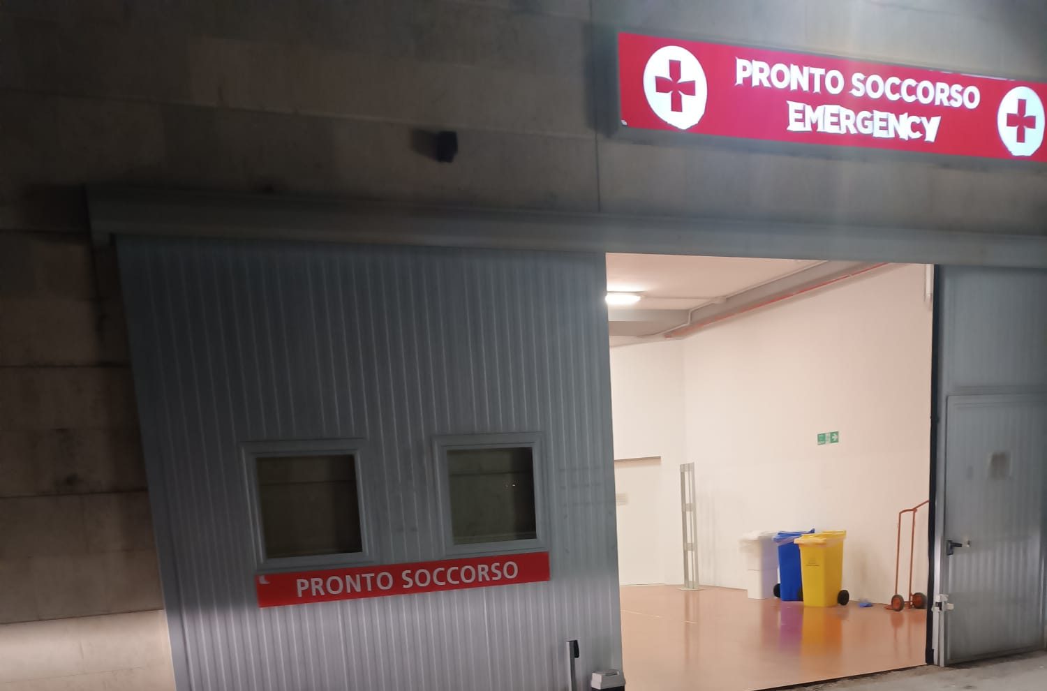 Tensione al Pronto Soccorso dell’ospedale di Ragusa: vetro rotto, infermiere colpito al volto