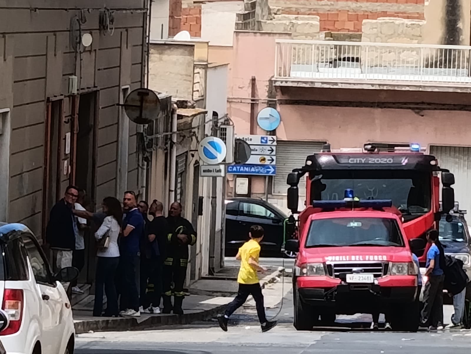 Incendio nella scuola Foderà di Vittoria: alunni in salvo