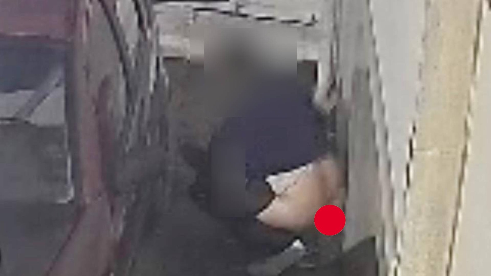 Defeca davanti a un’abitazione: urina, rifiuti e degrado, esplode la rabbia dei cittadini a Vittoria