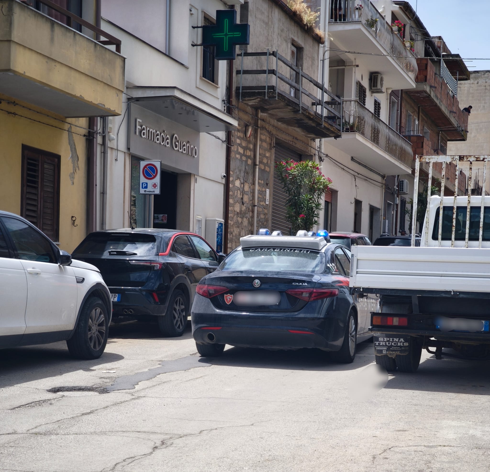 Rapinatore solitario in azione ad Acate: con un coltello in mano minaccia i farmacisti