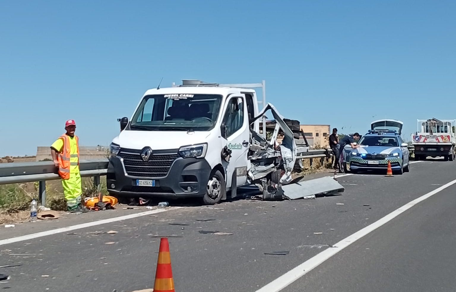 Incidente sulla Ragusa-Catania: furgone travolge mezzo e investe tre operai