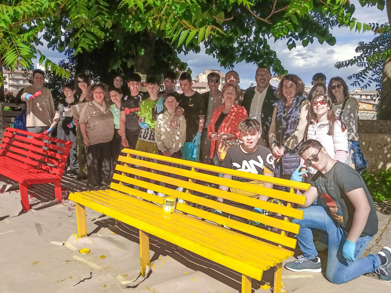 No a violenza e bullismo: gli studenti della Scuola Logos colorano le panchine di Ragusa