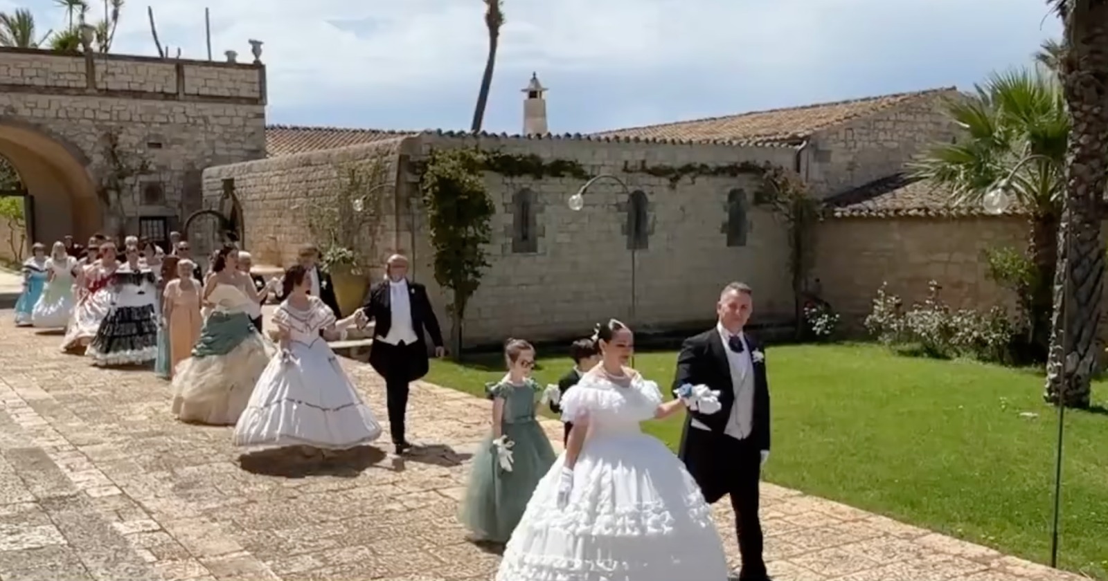 Valzer, abiti d’epoca e atmosfera da Bridgerton: il sogno del Gran Ballo delle Rose