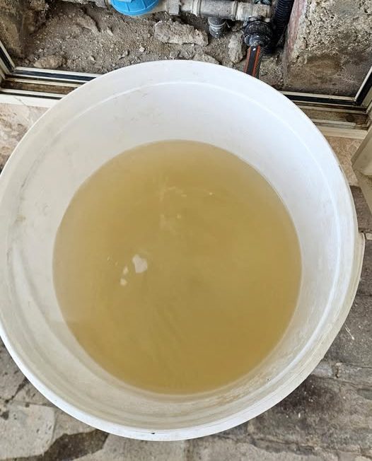 Acqua torbida dalle condutture pubbliche ed odori di fogna. L’appello degli abitanti di via Lido a Donnalucata