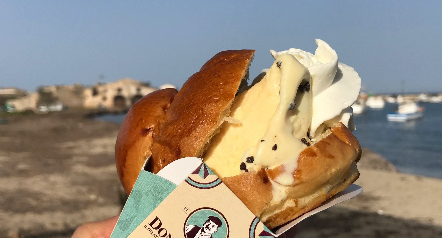 La polemica col “tuppo” infiamma la Sicilia: tra influencer, gelatieri e brioche da 6 euro