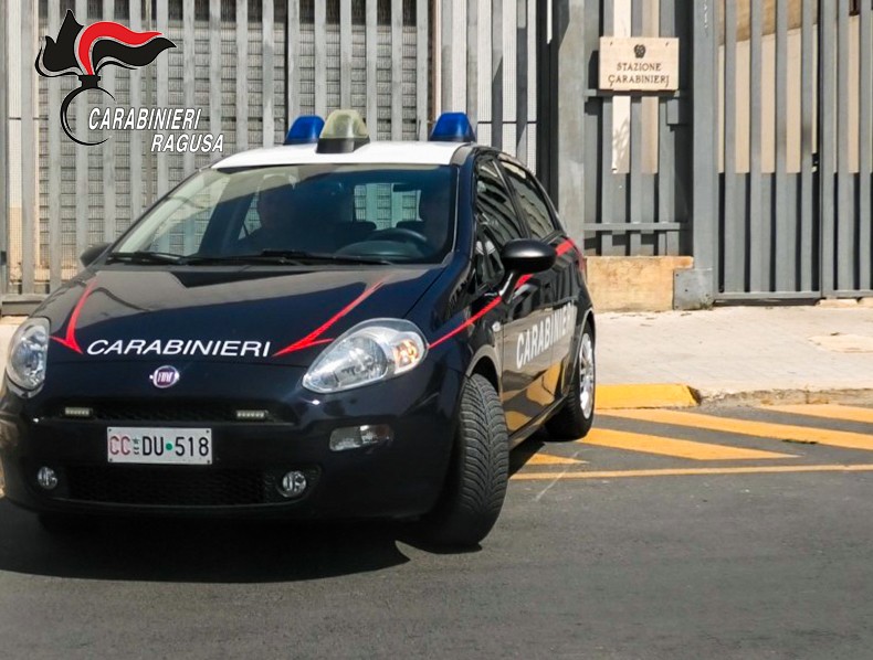 Due minorenni trovati con droga e coltelli: denunciati per spaccio dai Carabinieri a Pozzallo