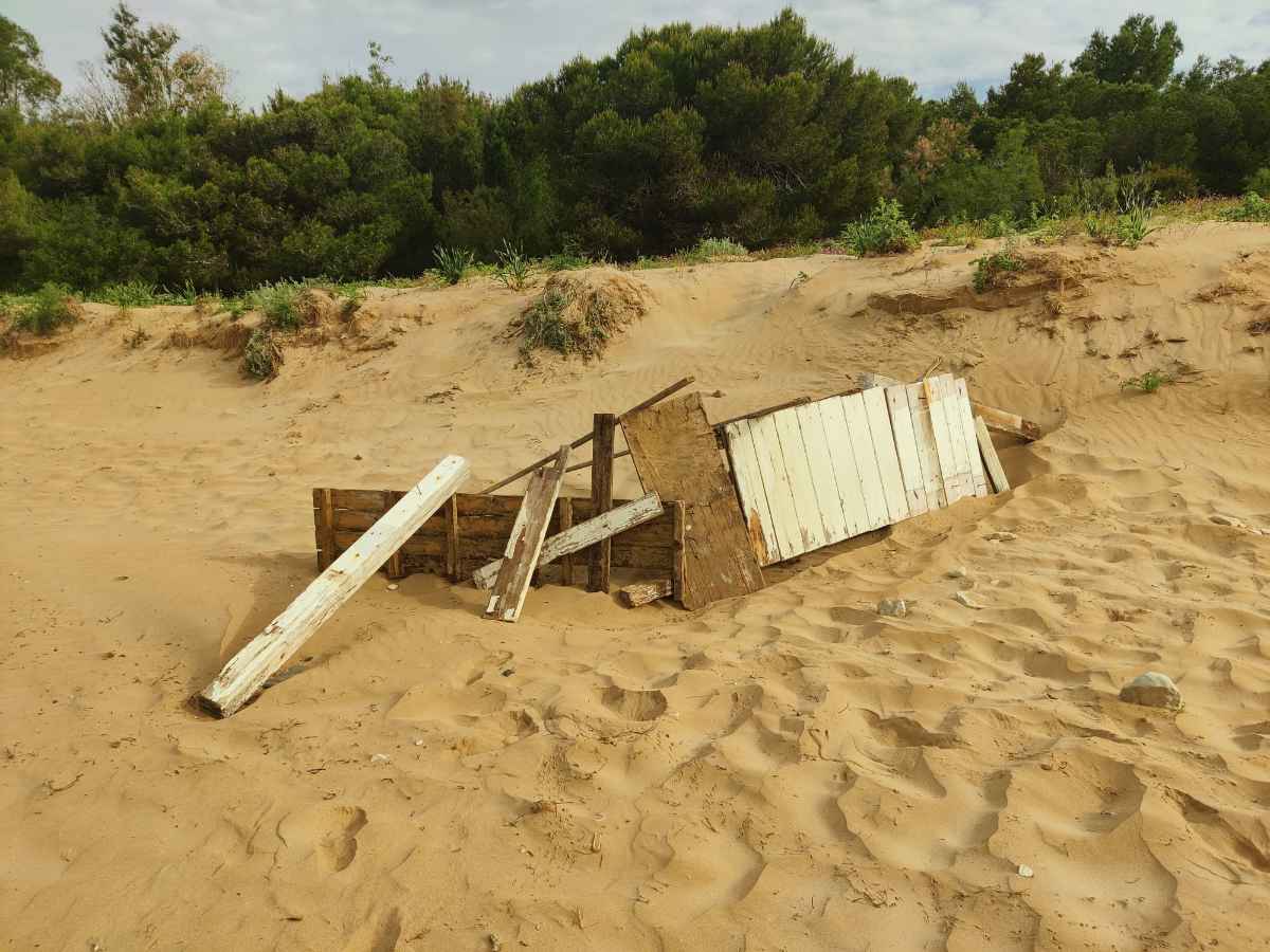 A Sampieri spiaggia pulita a metà: resti pericolosi tra i bagnanti