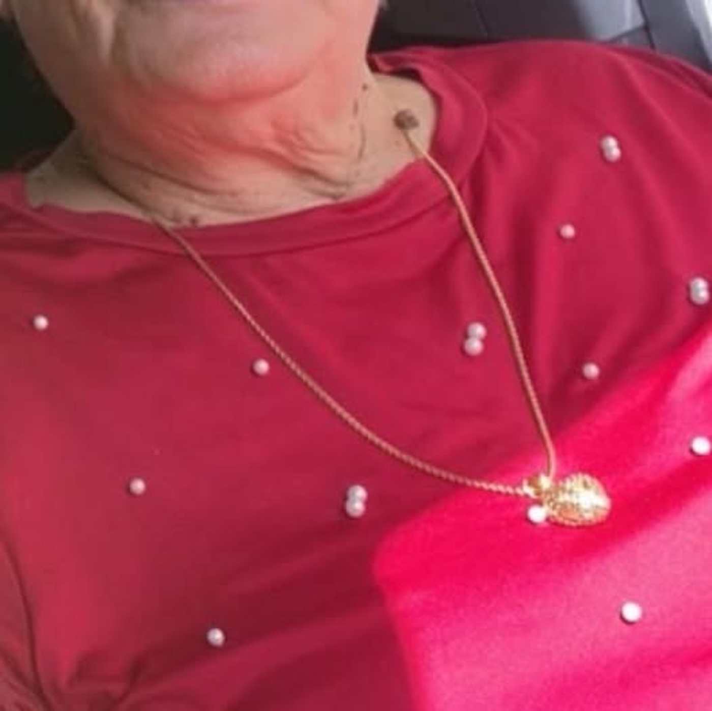 Nuova truffa dell’abbraccio: donna avvicina anziana e le sottrae collanina dal collo