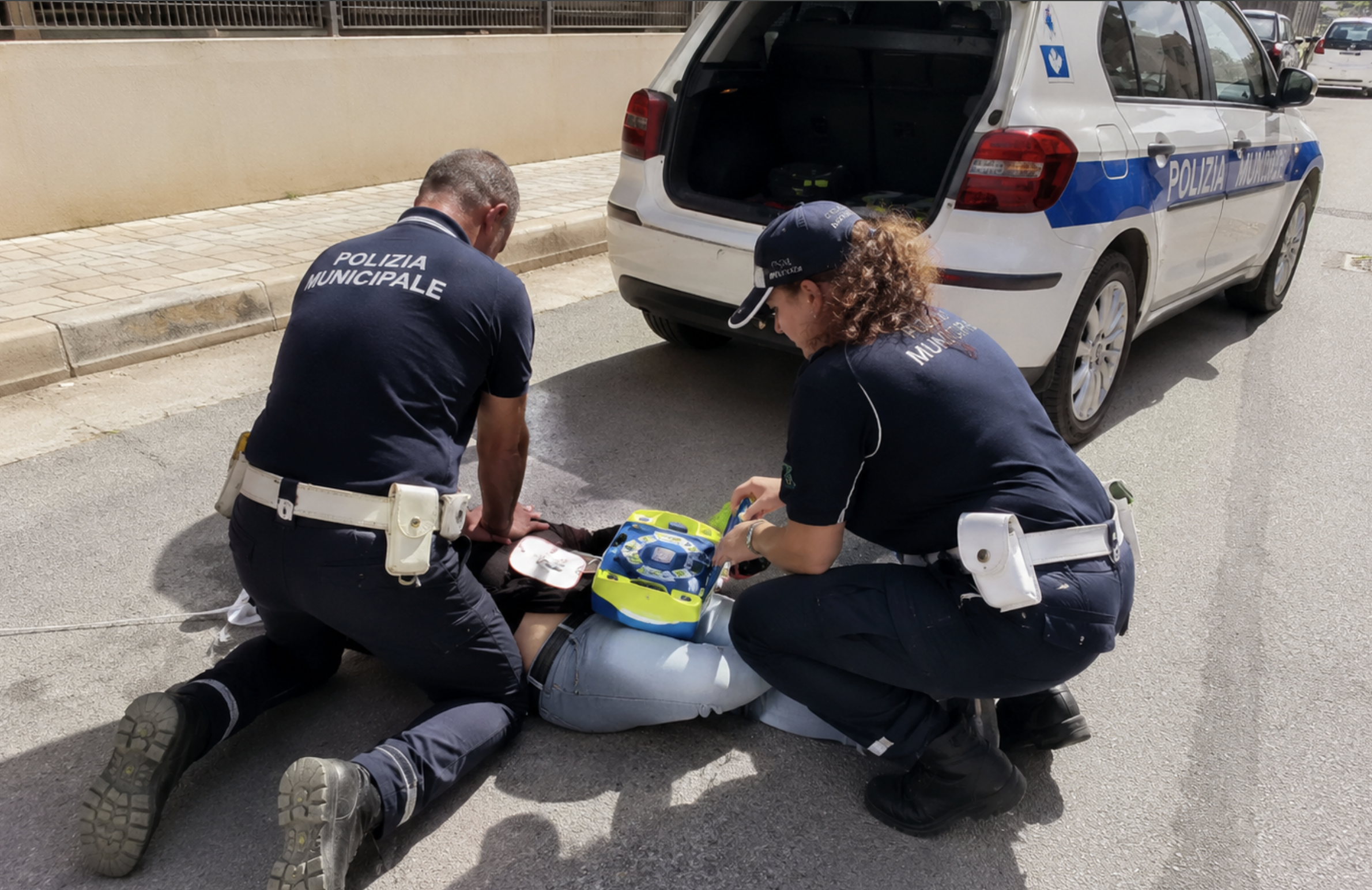 Ragazza priva di sensi in strada, decisivo l’intervento della polizia municipale