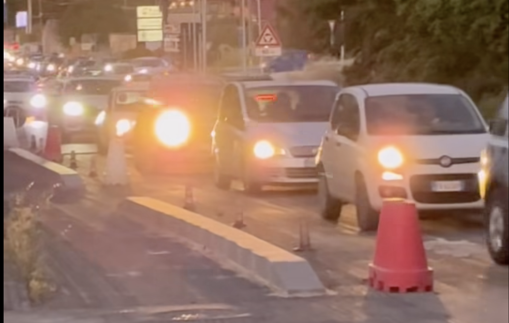 Viabilità rallentata in via Fieramosca: tra disagi e polemiche il Comune si difende mentre il Pd attacca: “Surreale che le ambulanze debbano scavalcare il cordolo”
