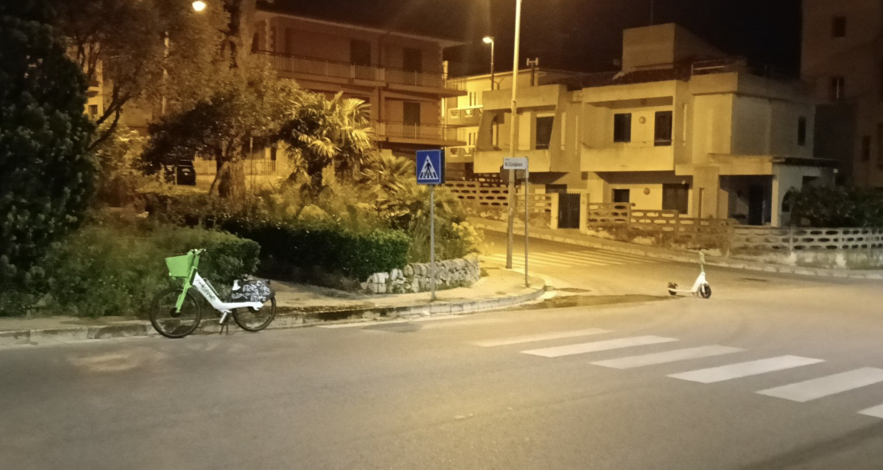 Monopattini che passione! Lasciati perfino al centro di un incrocio. Crescono le lamentele