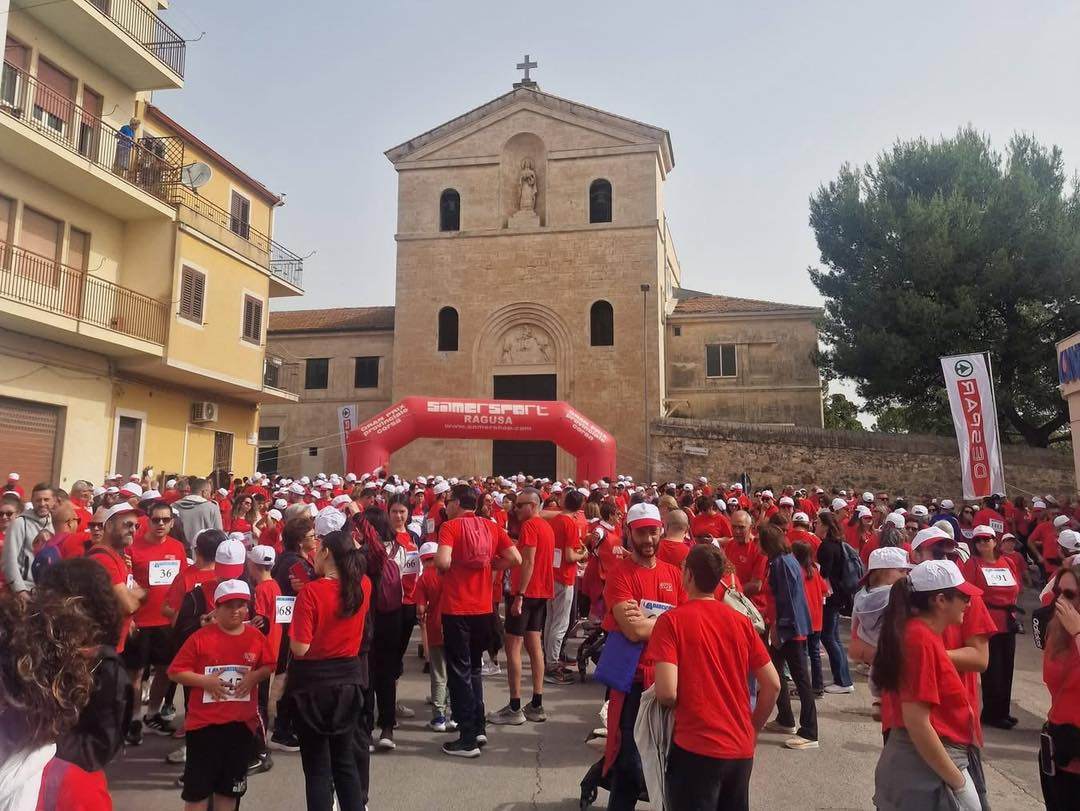 Un “serpentone rosso” per le vie di Ragusa: migliaia alla Marcialonga Avis tra sport, solidarietà e comunità
