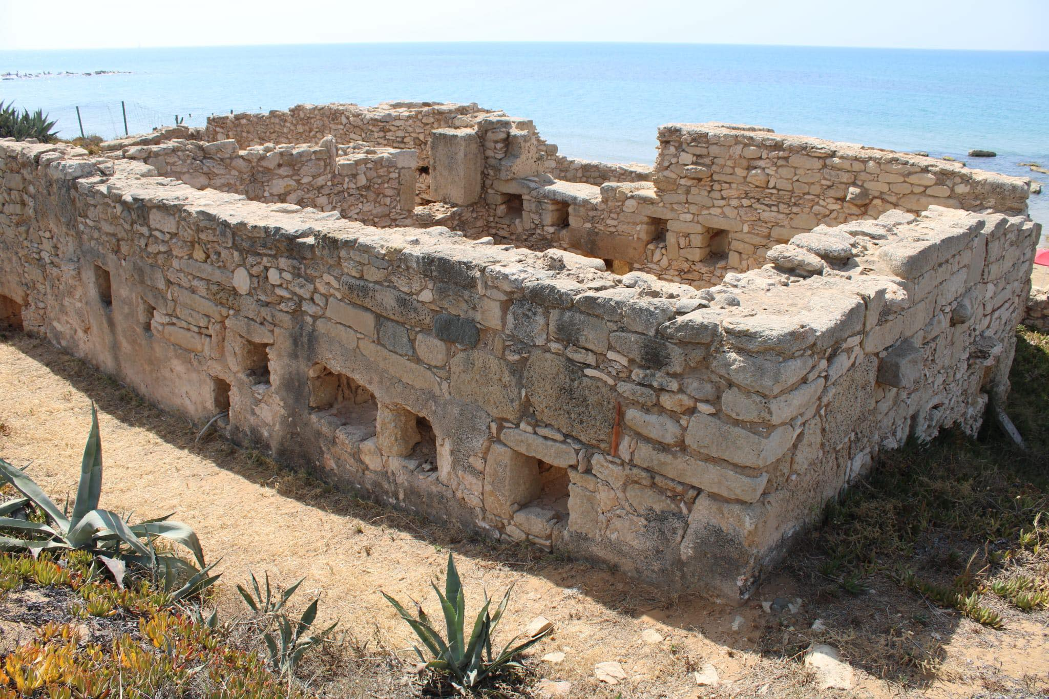 Caucana crolla nell’indifferenza: il PD denuncia l’abbandono del sito archeologico sul mare