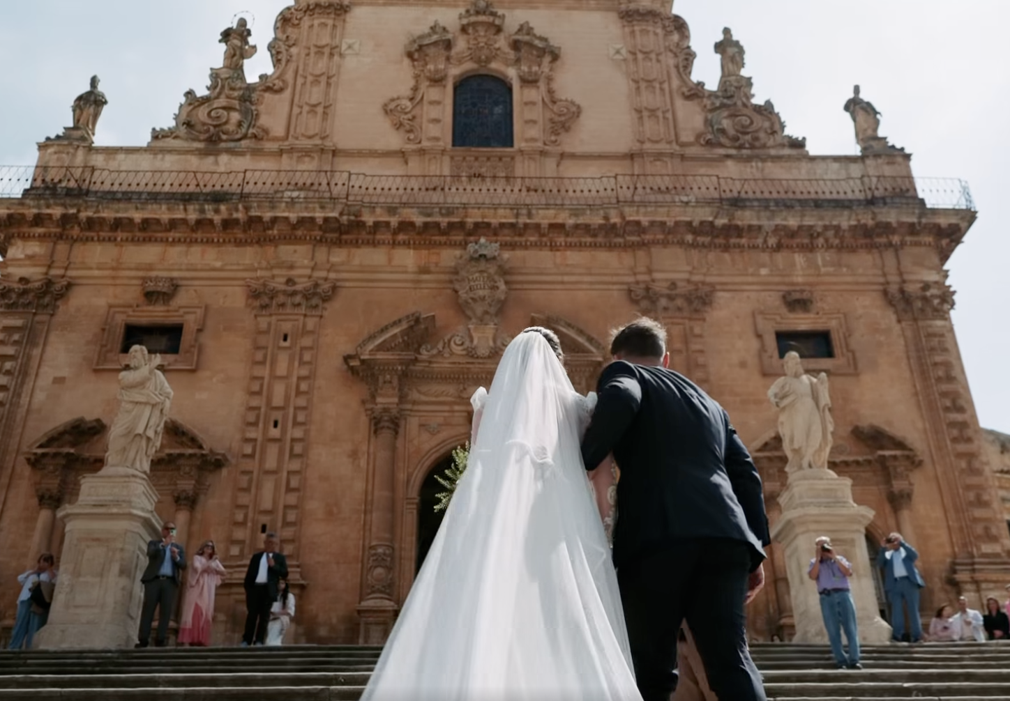 A Modica i “santoni” prendono vita con l’AI: il trailer di nozze diventa virale. VIDEO