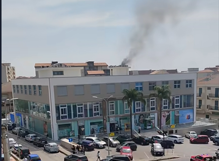 Paura a Modica Sorda per un incendio in un edificio commerciale: evacuati uffici e farmacia