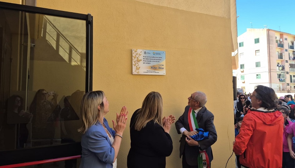 Una targa per Jasmin Jelizzi, vittima di una challenge violenta cinque anni fa: la cerimonia nella scuola Pappalardo di Vittoria