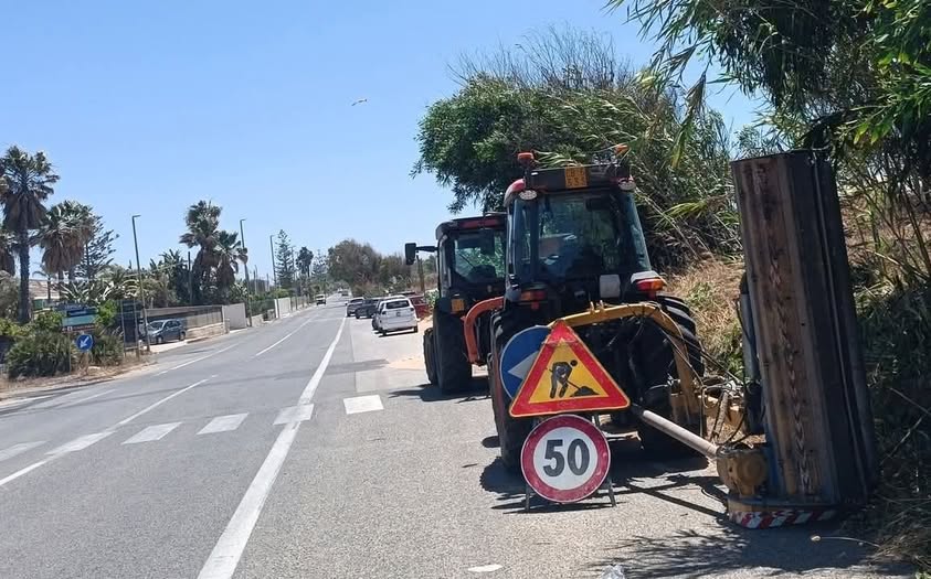 Pulizia dei bordi stradali sulla Pozzallo Ispica per garantire sicurezza. La stagione estiva è alle porte