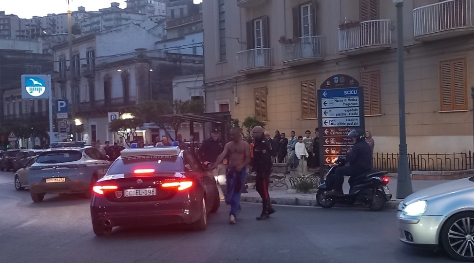 Tensione in piazza Rizzone a Modica: uomo in escandescenza fermato da Polizia e Carabinieri
