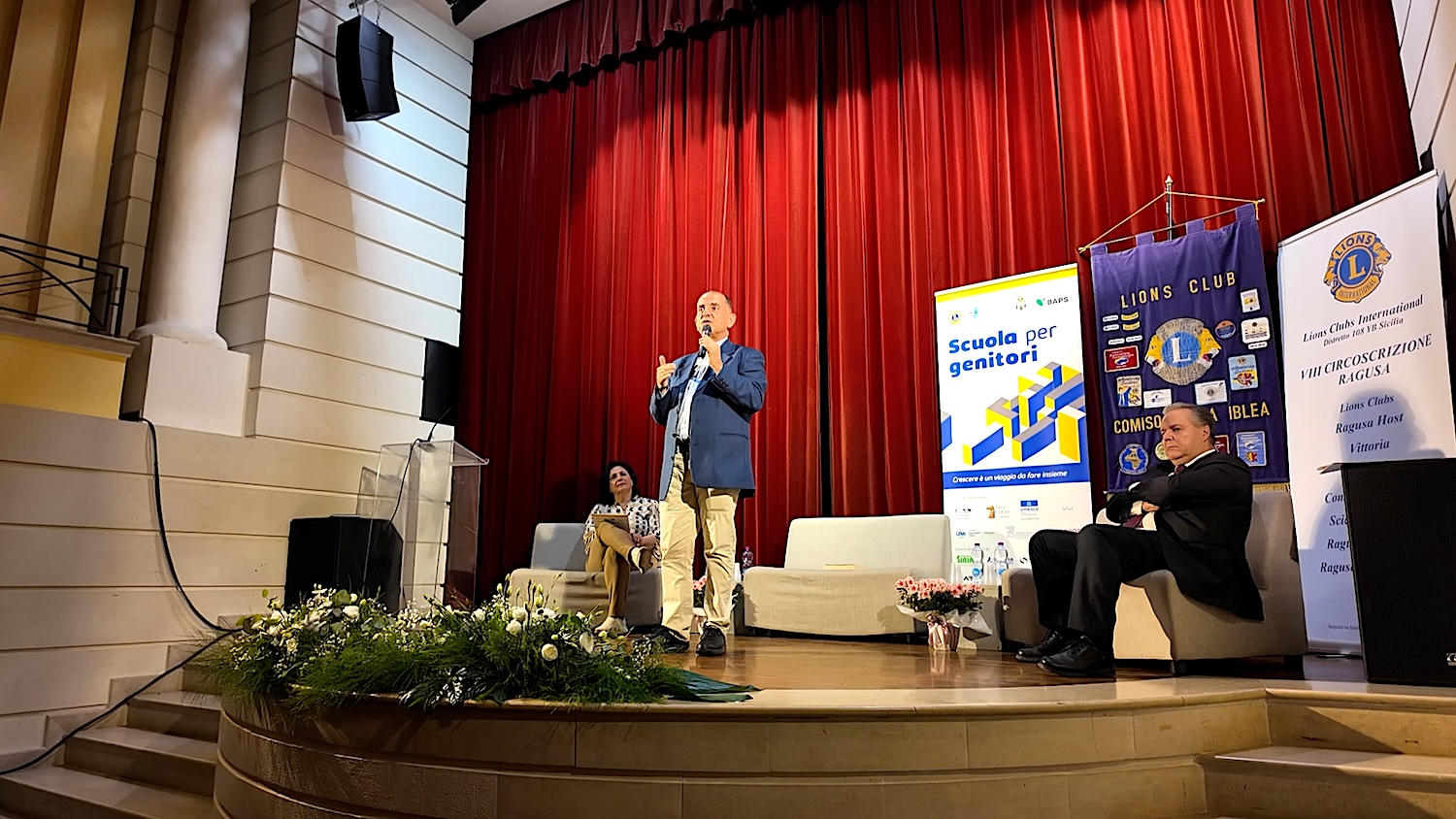 A Comiso Alberto Pellai scuote i genitori: “Lo smartphone prima dei 14 anni è un errore educativo”